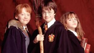 Rupert Grint como Ron Weasley; Daniel Radcliffe como Harry Potter y Emma Watson como Hermione Granger en el debut de Potter en el cine