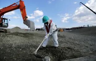 Operarios trabajan en la reconstrucción de la central nuclear de Fukushima en febrero de 2016