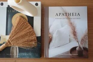 Detalle de los libros sobre la mesa ratona, uno de ellos, de Apatheia.