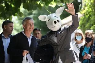Mauricio Macri votó en una escuela de Palermo y lo recibió un "hombre chancho"