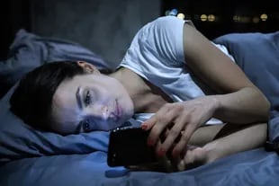 Dormir con el celular cerca no es bueno porque modifica el reloj biológico y por ende, el cerebro interpreta que es de día