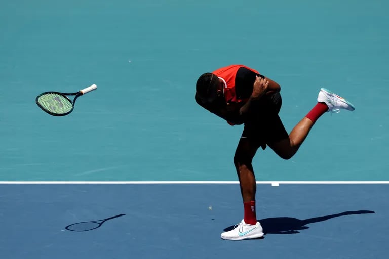 “Raquetas voladoras” y un debate no resuelto en el mundo del tenis: ¿debemos esperar a que alguien empiece a sangrar?