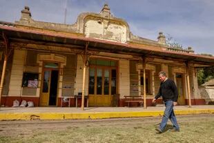La estación de 1908, que espera la vuelta del tren; Víctor Martínez junto con la  Asociación Amigos del Ferrocarril Belgrano se encarga de cuidar las vías