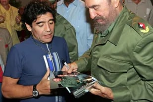 Diego Armando Maradona junto al presidente cubano Fidel Castro, antes de grabar el programa de televisión de Maradona "La noche de los 10" en La Habana, el 27 de octubre de 2005