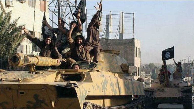 Militantes de Estado Islámico ingresando victoriosos en tanques de guerra