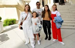 Así llegaba Poroto junto a Viciconte y sus hijas menores a la Argentina Fashion Week, que tuvo lugar en el Palacio Paz Hotel