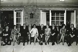 Adolfo Holmberg y Ernestina Lanusse, en el centro de la imagen, junto a sus siete hijos.