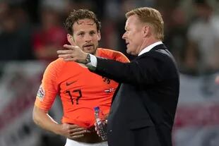 Koeman en su rol de DT de Holanda, da instrucciones a Daley Blind de Holanda durante la semifinal de la Liga de Naciones de la UEFA entre Holanda e Inglaterra, en agosto de 2019