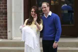 Kate y William saludaron y mostraron a su beba