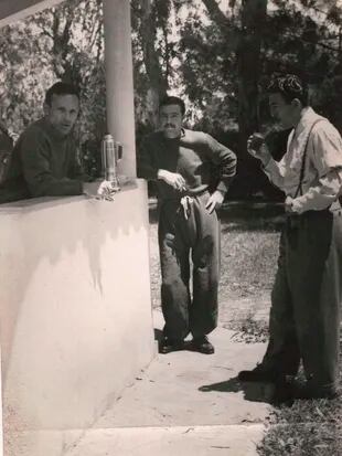 Ángel Labruna tomando mate con Félix Loustau y Walter Gómez.
