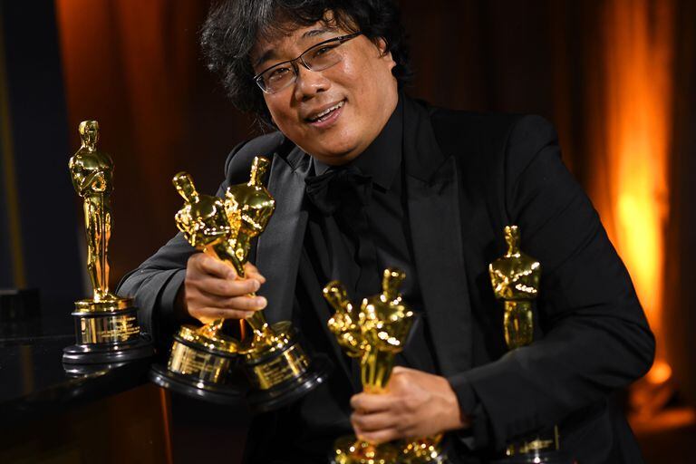 Bong Joon Ho con todos sus Oscar