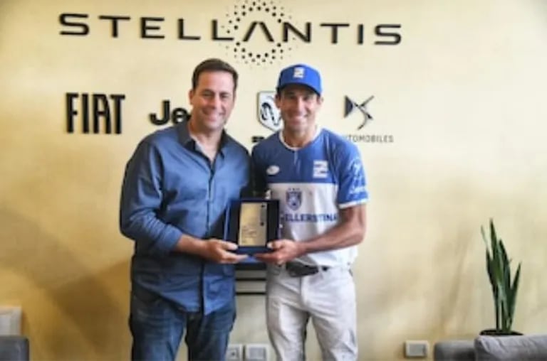 Hilario Ulloa, de Ellerstina, received the award of the MVP of the part with La Ensenada de manos by Martin Zuppi, President of Fiat, Jeep and RAM