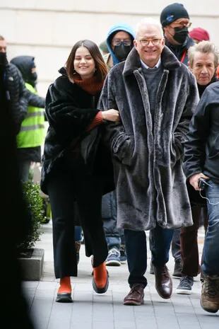 Selena Gomez y Steve Martin fueron fotografiados durante el rodaje en Nueva York de la segunda temporada de la serie de Star+, Only Murders in the Building
