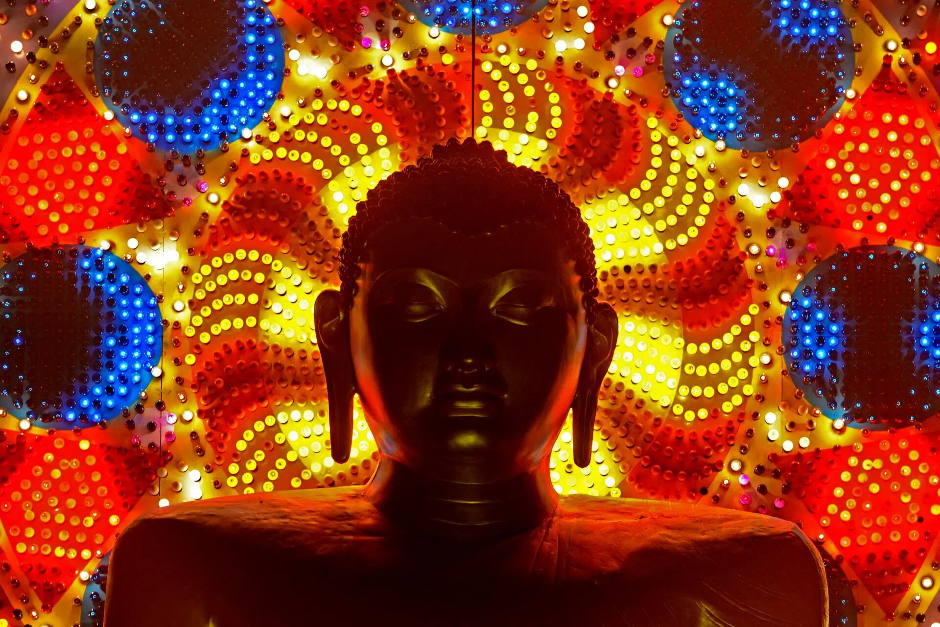 Una estatua iluminada de Buda en el día de Vesak