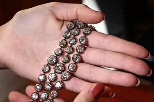 Subastan dos imponentes pulseras de diamantes de María Antonieta por una millonaria cifra
