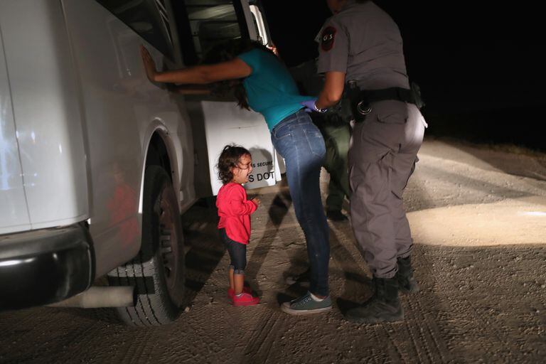 Una niña llora ante la requisa de las fuerzas de seguridad a su madre