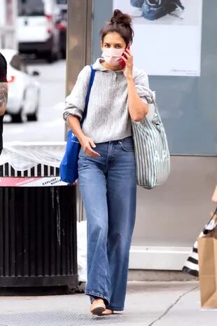 Katie Holmes habla por teléfono mientras hace compras en Nueva York