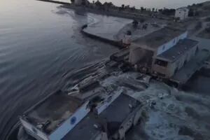 Rusia destruyó la gigantesca represa Kajovka en Ucrania y más de 80 pueblos podrían quedar bajo el agua