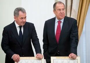ARCHIVO _ En esta foto del 30 de mayo del 2017, el ministro de defensa de Rusia Serguéi Shoigu, izquierda, y el de Relaciones Exteriores, Serguéi Lavrov, esperan por el comienzo de una reunión el Kremlin