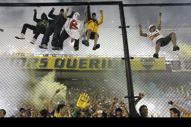 Simpatizantes de Boca Juniors aguardan el comienzo del partido ante River