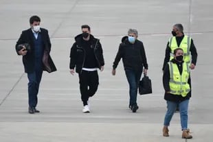 Lionel Messi regresa de Buenos Aires al aeropuerto de Rosario en su avión privado, junto a su padre, Jorge, luego de realizar tramites referentes a la visa en la embajada de EEUU.