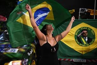 Una partidaria del presidente brasileño y candidato a la reelección Jair Bolsonaro reacciona mientras observa el recuento de votos de las elecciones legislativas y presidenciales, en Río de Janeiro, Brasil, el 2 de octubre de 2022