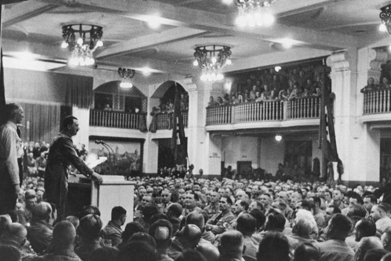 Hitler irrumpió un mitin político que se celebraba en la Bürgerbräukeller y habló a los asistentes sobre la "revolución social" que le devolvería a Alemania la gloria que había perdido tras la Primera Guerra Mundial