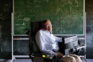 Stephen Hawking fue un renombrado físico teórico, cosmólogo, astrofísico y divulgador de ciencia británico, conocido por plantear las más importantes teorías sobre los agujeros negros