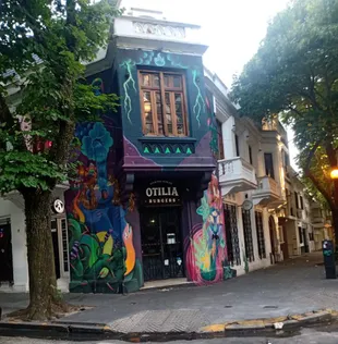 Otilia Burgers está ubicado entre las calles 4 y 53 de La Plata