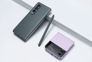 Un Galaxy Z Fold4, con pantalla plegable interna de 7,6 pulgadas, y un Galaxy Z Flip4, con una pantalla interna de 6,7 pulgadas