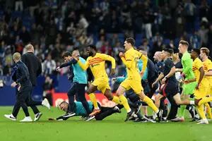 Hinchas del Espanyol invadieron el campo de juego y los jugadores azulgranas debieron correr al vestuario