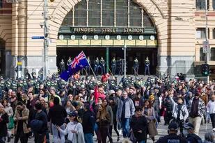 Crece el descontento contra las restricciones: disturbios y violencia durante las protestas anticuarentena en Australia
