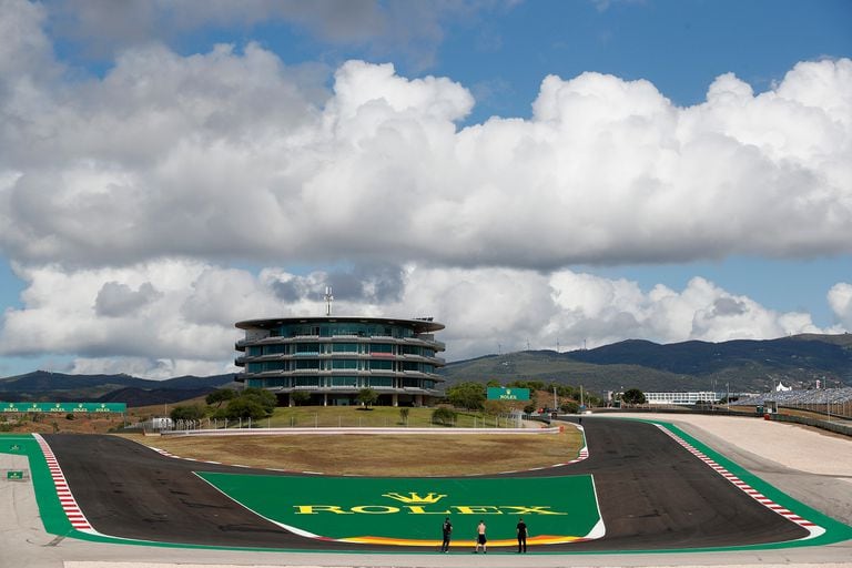 Doce años luego de ser inaugurado, el Autódromo Internacional de Algarve alberga por primera vez un gran premio de Fórmula 1; costó 195.000.000 de euros.