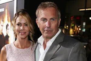 Kevin Costner pone en duda si su ex le fue fiel, Christine Baumgartner cuestiona las finanzas del actor