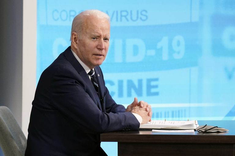 El presidente Joe Biden habla sobre la respuesta de su gobierno al COVID-19 en la Casa Blanca, el jueves 13 de enero de 2022, en Washington. (AP Foto/Andrew Harnik)