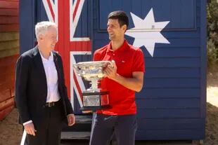 Tiley y Djokovic, durante una sesión de fotos en las playas de Melbourne con el trofeo del Australian Open