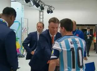Van Gaal con Lionel Messi; será el segundo duelo mundialista para ambos, después de la semifinal de 2014