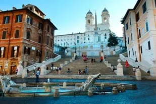 Dos turistas tiraron un monopatín eléctrico y dañaron la escalinata más emblemática de Roma