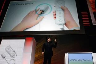 Satoru Iwata, presidente de Nintendo, presenta un nuevo accesorio llamado Wii Vitality Sensor