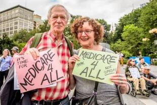 "Llegó la hora. Medicare para todos", decían las pancartas de estos manifestantes en 2017. "Ahora, no algún día"