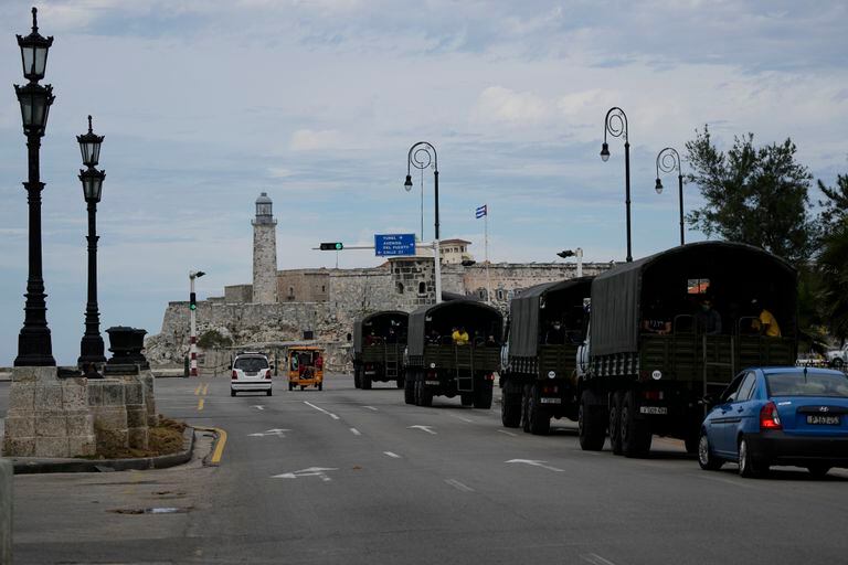 Camiones militares patrullan a lo largo del malecón en La Habana, Cuba, el lunes 15 de noviembre de 2021. El gobierno prohibió una marcha de oposición en la jornada. (Foto AP/ Ramón Espinosa)