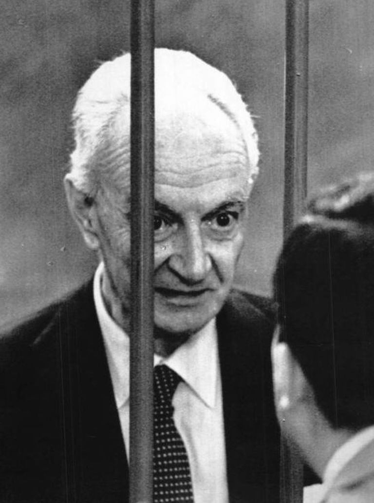 Sindona fue sentenciado a 25 años de prisión por el homicidio del liquidador Giorgio Ambrosoli, en 1984. Solo cumpliría dos, en 1986 moría envenenado (Criminalia)