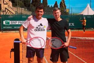 El tenista ruso Aslan Karatsev y el entrenador Yahor Yatsek, sospechado por integrar una red de amaños de partidos y apuestas.