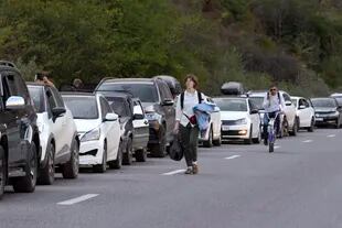 Ciudadanos rusos avanzan hacia la frontera entre Rusia y Georgia, en Osetia del Norte-Alania, Rusia