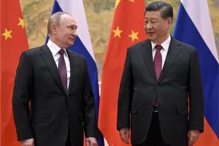 El presidente chino, Xi Jinping, a la derecha, y el presidente ruso, Vladimir Putin, hablan durante su reunión en Pekín, el 4 de febrero de 2022. 