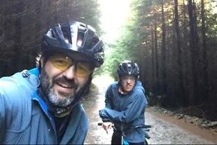 Juan y Santiago Zemborain cruzaron la Cordillera de los Andes en la misma bicicleta.