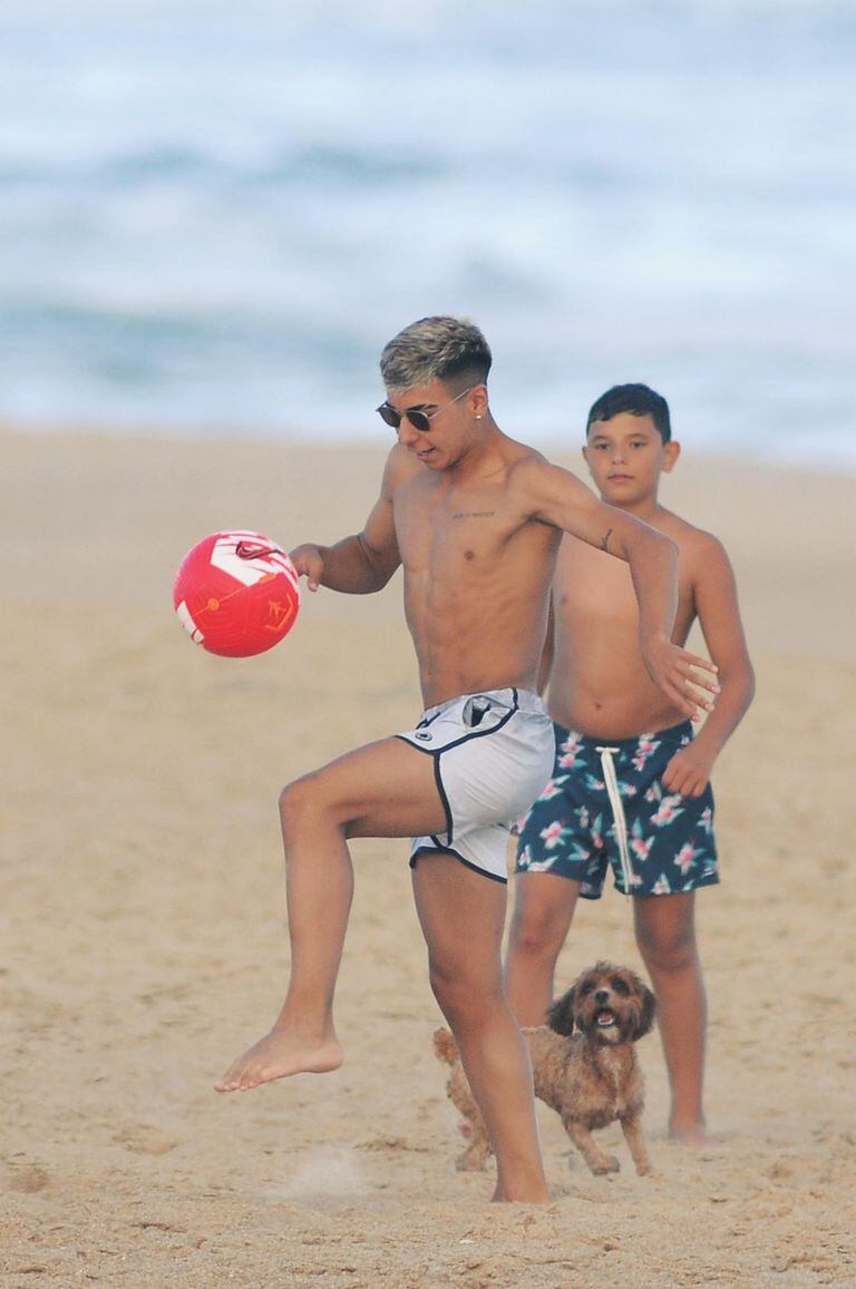 Tomás, el hijo del ex futbolista, se divirtió con sus primos jugando a la pelota.