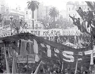 La columna de Montoneros, el 1 de mayo de 1974, el día que Perón los echó de la Plaza de Mayo