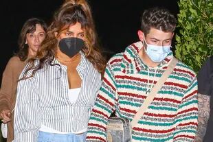 Nick Jonas y Priyanka Chopra fueron fotografiados a la salida de un restaurante en Malibu