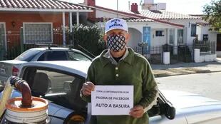 Edmundo Ramos invita a todos a seguir su viaje a través de una página de Facebook llamada "Auto a basura"